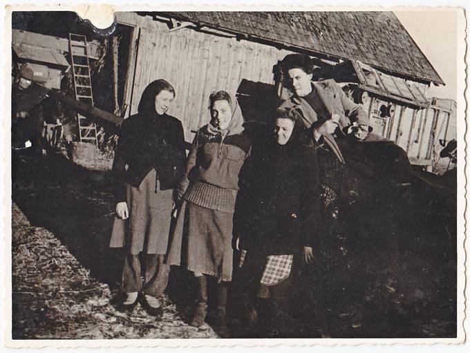 Po grūdų kūlimo darbų Pervalkų kaime. Iš kairės: Danutė Krivickaitė ir Valerija Banelytė. Antroje eilėje sėdi Vladas Krivickas